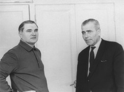 Академики М.К. Янгель и В.П. Глушко, 1960-е. Все ракеты Михаила Янгеля создавались на двигателях Валентина Глушко. Академики М.К. Янгель и В.П. Глушко, 1960-е. Все ракеты Михаила Янгеля создавались на двигателях Валентина Глушко.